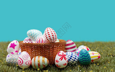 收藏抽象的棕色篮子中多彩东方鸡蛋集于绿色草地上蓝天空背景3D插图放图片