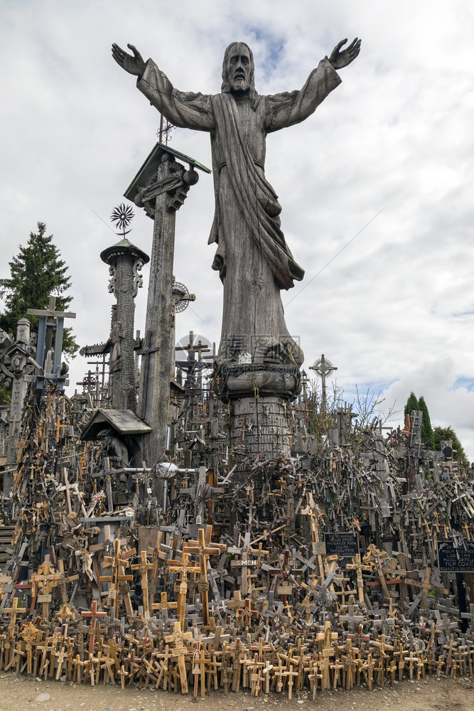 宗教的山立陶宛北部的朝圣地几代人以来天主教朝圣者在这里放置了圣母玛利亚雕像和数以千计的小型肖像和念珠爬坡道微小的图片