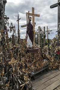 状态艾伦山立陶宛北部的朝圣地几代人以来天主教朝圣者在这里放置了圣母玛利亚雕像和数以千计的小型肖像和念珠世代背景