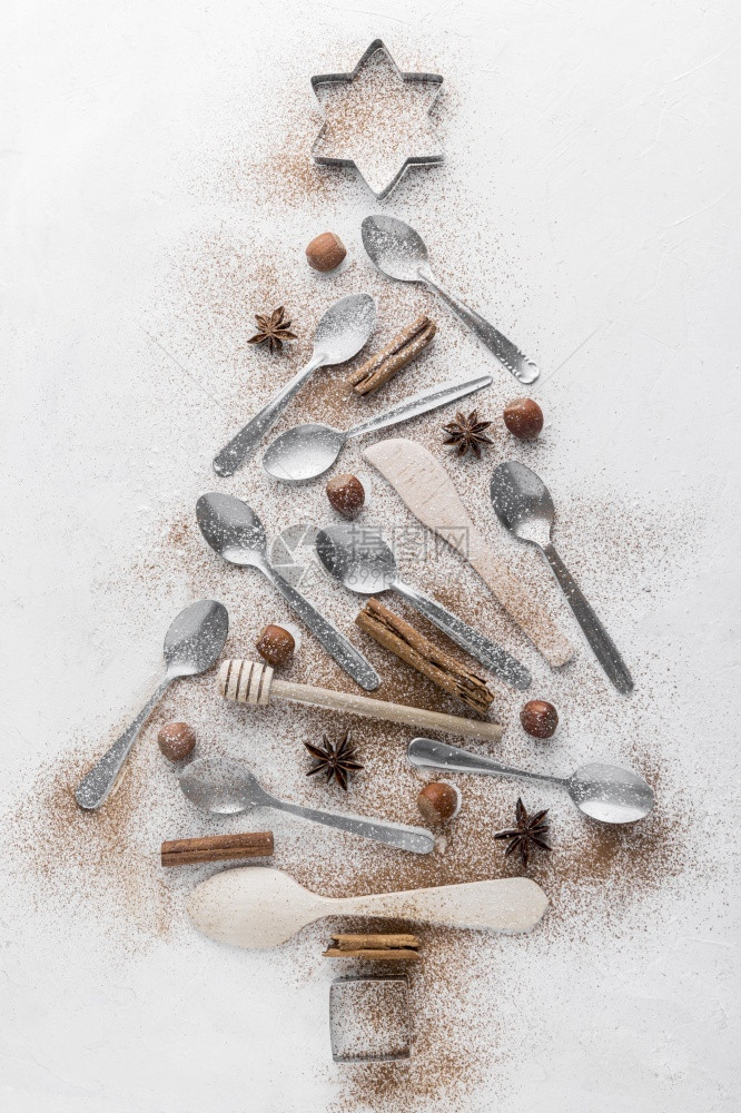 假期装饰风格品以餐具制成的抽象圣诞树图片