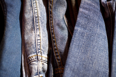 各种牛仔裤的窗帘作为各种蓝色牛仔裤背景面的底幕堆叠店铺服饰牛仔布图片
