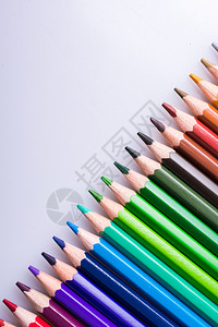 各种颜色的彩铅笔背景图片