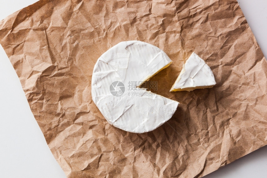 牛奶小路乳制品新鲜切片天然咖啡薄饼奶酪在克拉夫纸面棕色背景上被隔离并有剪切路径图片