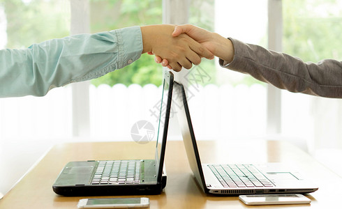商业伙伴在达成交易后握手的照片来自祝贺团队沟通图片