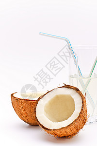 新鲜椰子迷糊椰子和玻璃的一半加可牛奶维他命营养设计图片