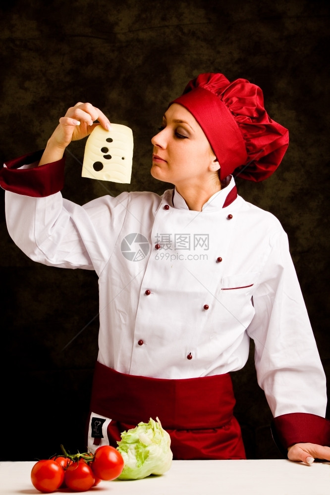 白种人年轻女厨师控制乳酪质量的相片帽子颜色图片
