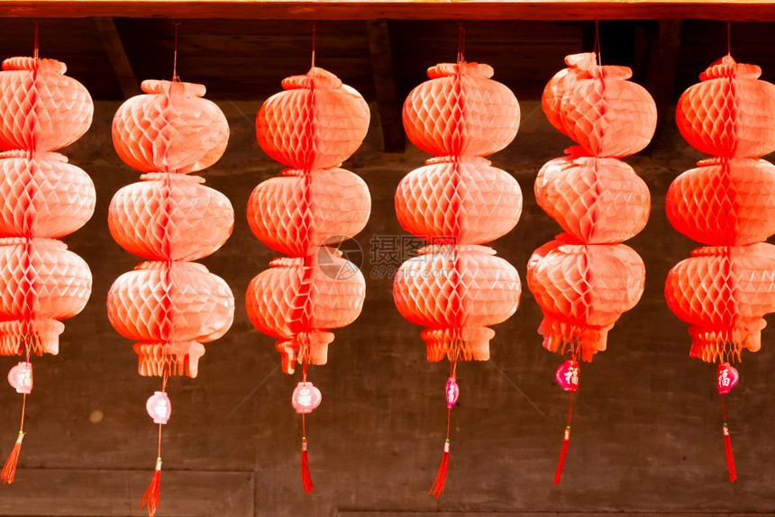 红灯笼在新年装饰晚上图片