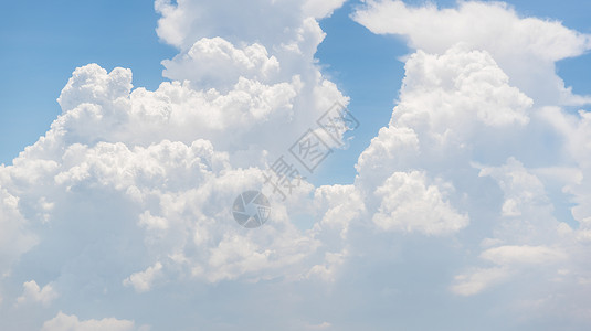 气候白色的蓝天空和美丽云朵从飞机窗口积雨云背景图片