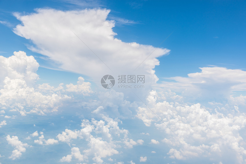 景观天堂风优美蓝色的天空和丽云朵从飞机窗口图片