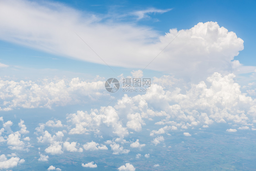 和平扑通蓝色的天空和美丽云朵从飞机窗口大气层图片