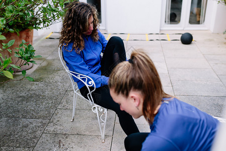 植物辫子两名年轻女运动员在训练前系鞋带绑上她的然后在露台穿运动衫减肥图片