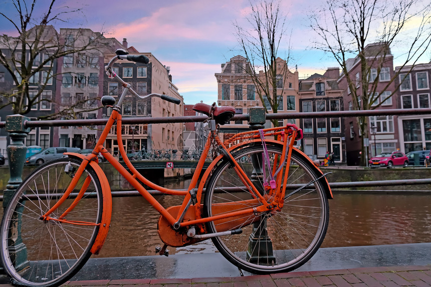 夏天日落时荷兰阿姆斯特丹市风景橙镇图片