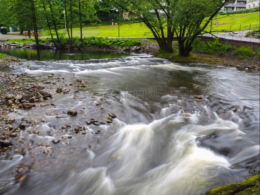 急流奥斯陆棕色的长期于岩石周围的河水中强烈洋流图片