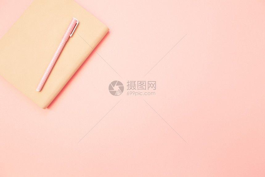 笔记本米色日粉笔在柔和的千禧粉纸背景上概念博客顶视图平躺女博客生活方式复制空间的最小风格模板写博客螺旋图片