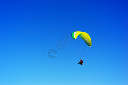 富有的运输明信片天空背景中的风筝传单高清天空背景中的风筝传单图片