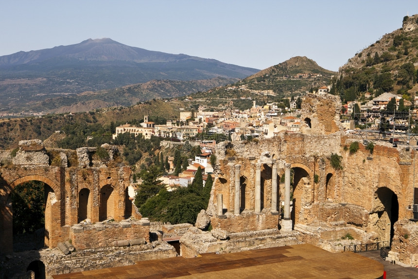 地标陶尔米诺在古罗马剧院或西里TaorminoTaorminoTietroAntico的廉价座位上从高处可以看到城市和远处的埃特图片