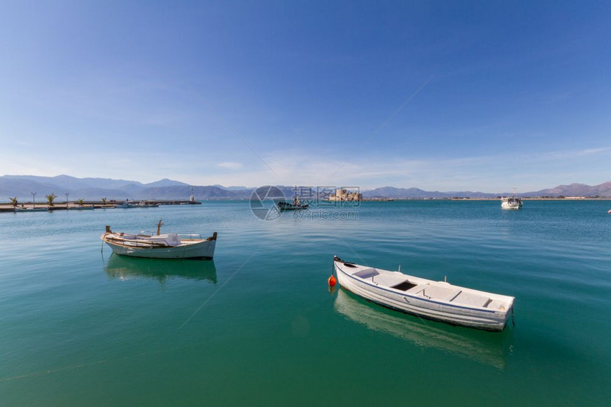 希腊Nafplion背景的摩尔传统渔船轻型和Bourtzi堡垒希腊广角历史地中海停泊图片