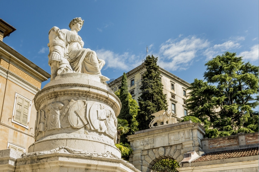 城市纳达林和平神像在布拉尼大主教博背景中由帕莱迪奥与圣马克狮子和乌丁城堡拱图片