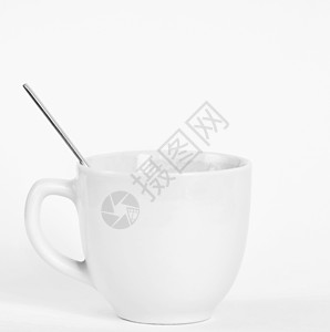 一小杯白咖啡勺汤匙孤立在干净的白色背景上餐具处理热的图片