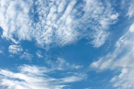 蓝天背景上各种光云的星干净气候白色图片