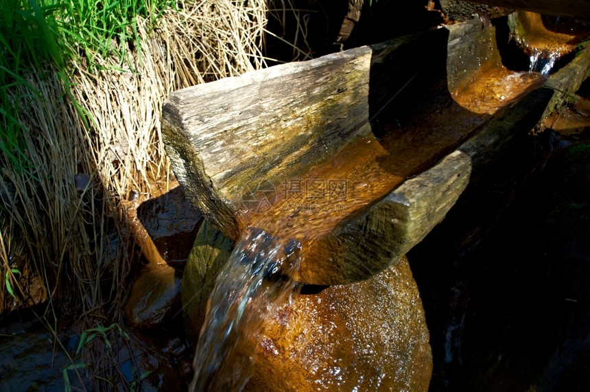 活力俄罗斯矿物治疗水的天然源来库尔恰耶沃图片