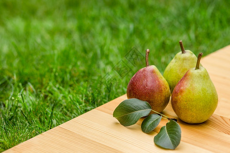 甜的农业木制桌上梨子餐有树叶梨子黄色的图片