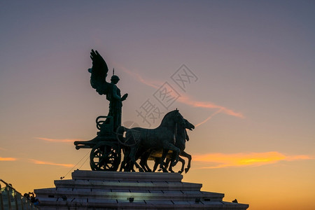 皇帝旅游城市景观日落时意大利罗马古城的雕塑纪念碑图片