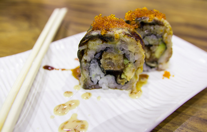 超闭鲑鱼寿司卷日本菜传统的健康鱼子酱图片