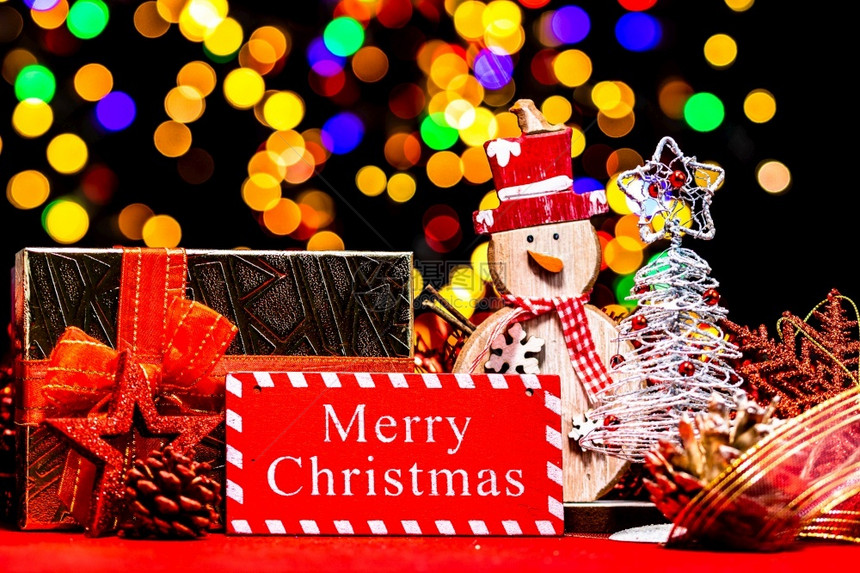 丝带玩具发光的圣诞节装饰和新年假日背景冬季有圣诞装饰品和灯光模糊的冬季图片