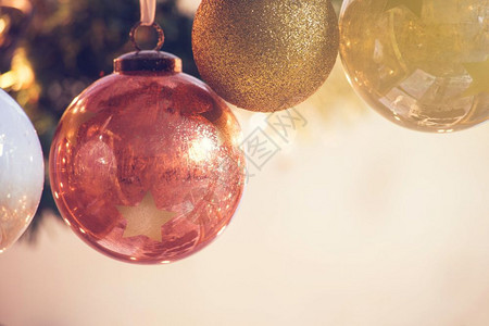 闪亮的圣诞球装饰图片