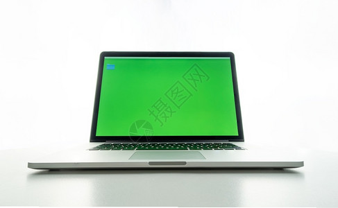 便携的笔记本电脑和白背景绿色的桌上手提电脑信网络空间图片