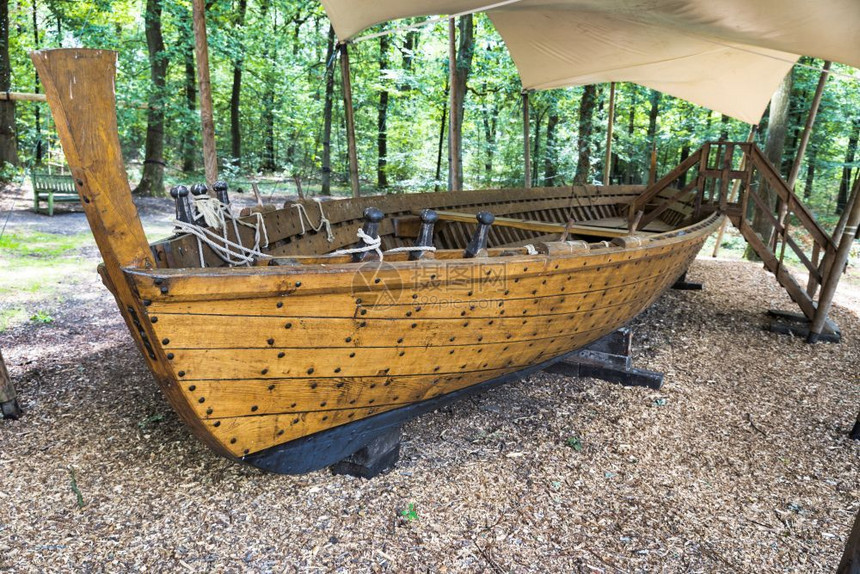 荷兰Nijmegen号Nijmegen号荷兰26081年旧罗马船的复制品该在缅因州发现并在Milminingen再造用作运输旧罗图片
