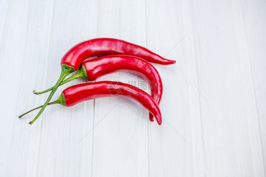 辛辣的吃完好无损热红辣椒或孤立在白色背景切口上热红辣椒或图片