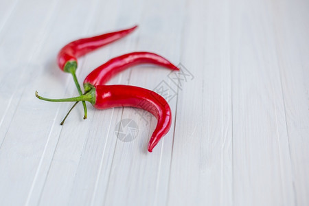 三个红色的辣椒图片