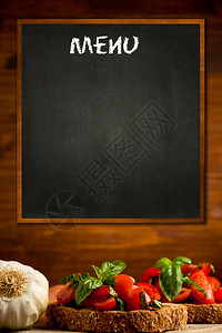 美食沙拉黑色板照片木墙上有布瑞舍塔开胃菜背景提议图片