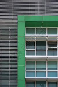 玻璃窗在垂直框架的现代建筑墙壁装饰上安绿框和白鳍老的装饰风格长方形图片