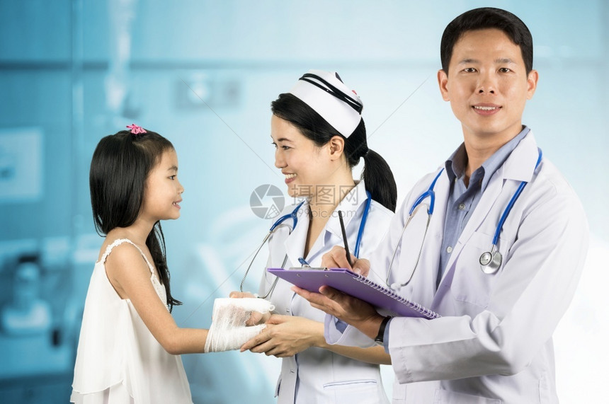 医疗的诊断亚洲生在病人室后面有助听器的亚洲医生背景模糊的亚洲医生健康图片