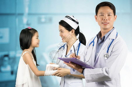 医疗的诊断亚洲生在病人室后面有助听器的亚洲医生背景模糊的亚洲医生健康图片