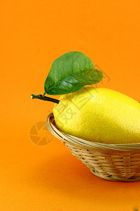 柠檬酸工作室黄熟的柠檬橙色本底有叶食物图片