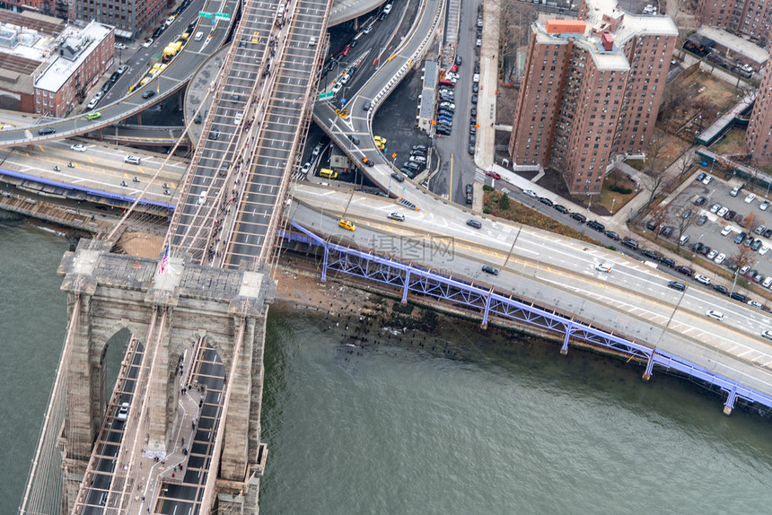 布鲁克林大桥和城市交通情况图片