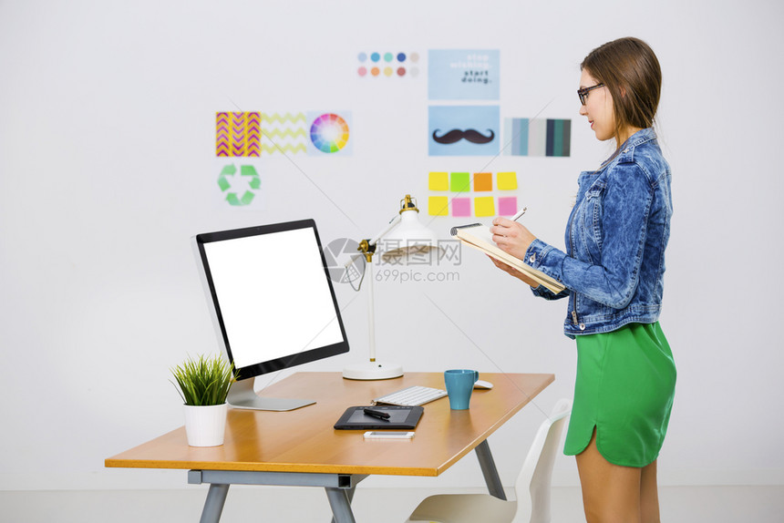 技术教育一种在创造办公室工作的妇女在有创意的办公室写便条图片