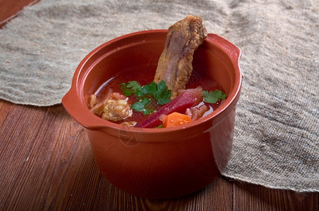 腹部食物土豆带有猪肚子的东欧甜菜汤图片