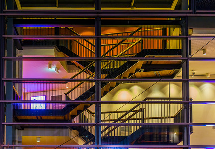 城市夜间照亮了高楼梯现代达屈建筑黑暗的造图片