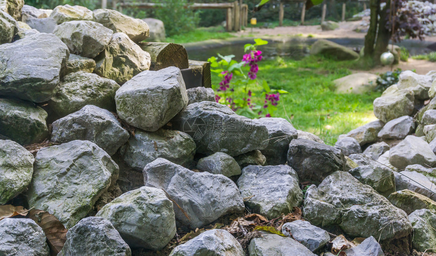 花园中堆叠的积石岩美丽的装饰纹理背景观采石场一种图片