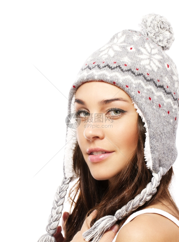 迷人的时髦身戴冬帽微笑年轻女子身着白色背景的冬天帽子微笑年轻女棕色的图片