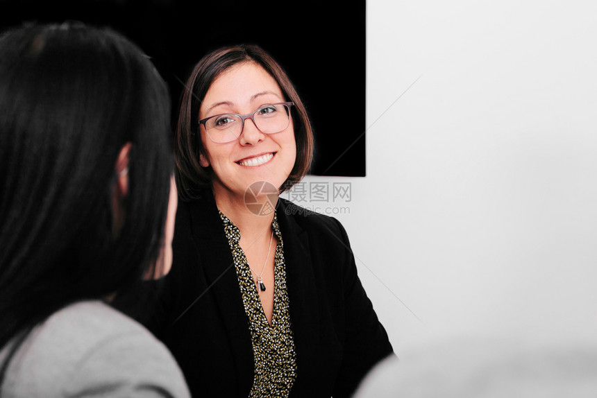 公司的商业妇女当着办公室同事的面说话在她办公室的同事面前讲话眼镜研讨会图片