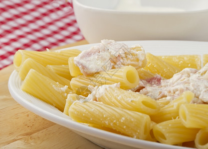 典型的意大利面糊加火腿和奶油饮食午餐美图片