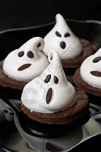 可口作为万圣节的鬼魂巧克力饼干装饰和蛋白瓜纤巧盛宴图片