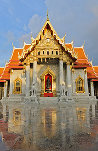本贾马博比特佛泰国曼谷WatThantamabophipit著名大理石庙白色的长凳背景
