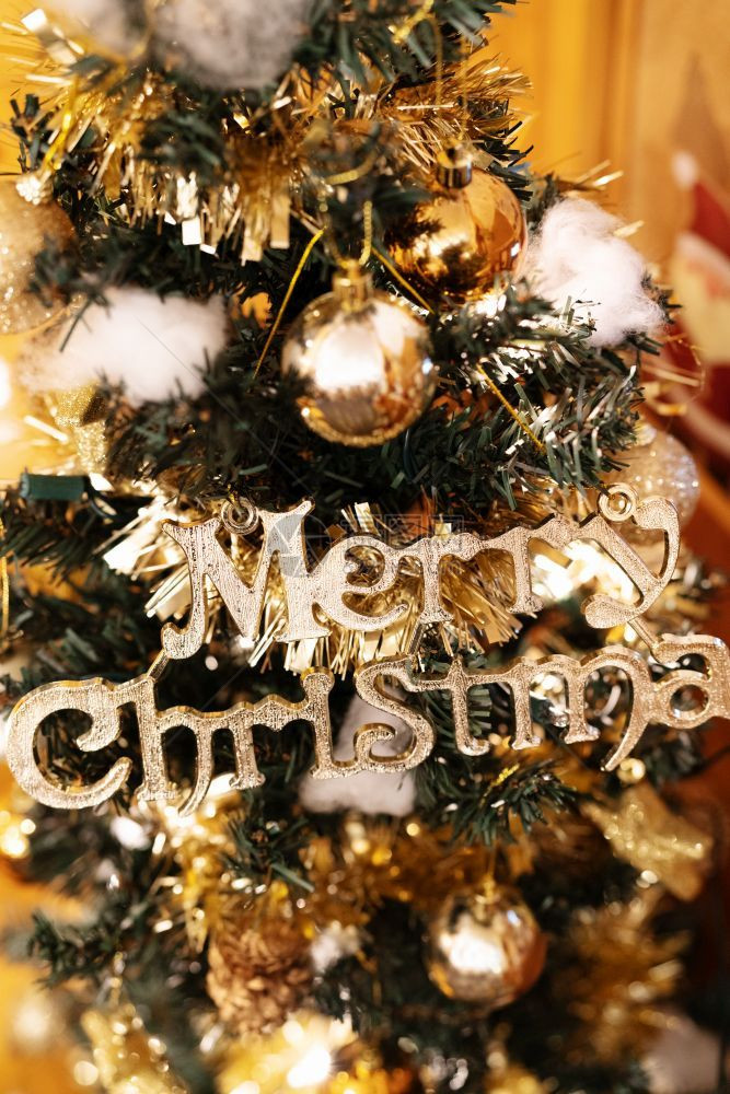 闪亮的圣诞节快乐和新年概念树图片
